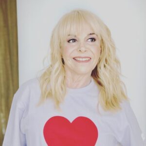 Dalma Maradona Instagram - Yo les digo que tiene un corazón más grande que el de la remera! Tan protectora, compañera y generosa! Lo más hermoso que tiene es que ella se pone mas feliz por los logros de los demás que por los suyos! Agradezco todos los días que seas mi mamá! Feliz cumple tata hermosa! Te amo infinito! Y todo lo malo es mucho más fácil gracias a vos y a todo tu amor! No es casualidad que tus nietos te amen como lo hacen! ❤️ Te deseó solo lo que te mereces que es TODO LO BUENO DE ESTE MUNDO! ❤️ LAS 3 SOMOS 1! @claudiavillafaneok