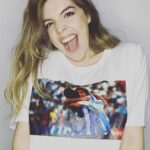 Dalma Maradona Instagram - Una amiga me regalo esta remera y hoy yo les quiero mandar este abrazo de gol a todos los que rezaron y nos mandaron los mejores deseos para que mi papá se pueda recuperar! Nunca estuvo en mi hacerme la misteriosa pero teniendo a una persona tan importante en terapia intensiva me parecía que lo más correcto era que hablaran los médicos! Habíamos quedado que TODOS íbamos a preservarlo y alguien publicó una foto🤦🏼‍♀️! HAY COSAS QUE JAMAS VOY A ENTENDER ... Me enfoco en acompañarlo porque es un camino largo y hay mucho por hacer! Como siempre les digo NO ME ALCANZA LA VIDA PARA AGRADECER TANTO AMOR PARA MI PAPÁ! Muchas gracias! A LOS Maradonianos locos GRACIAS!!! GRACIAS a todos por sus palabras de amor! MIL VECES GRACIAS! ❤️