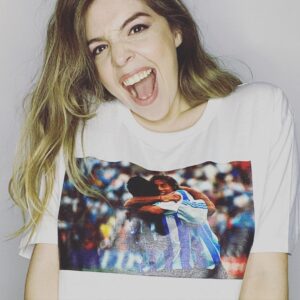Dalma Maradona Instagram - Una amiga me regalo esta remera y hoy yo les quiero mandar este abrazo de gol a todos los que rezaron y nos mandaron los mejores deseos para que mi papá se pueda recuperar! Nunca estuvo en mi hacerme la misteriosa pero teniendo a una persona tan importante en terapia intensiva me parecía que lo más correcto era que hablaran los médicos! Habíamos quedado que TODOS íbamos a preservarlo y alguien publicó una foto🤦🏼‍♀️! HAY COSAS QUE JAMAS VOY A ENTENDER ... Me enfoco en acompañarlo porque es un camino largo y hay mucho por hacer! Como siempre les digo NO ME ALCANZA LA VIDA PARA AGRADECER TANTO AMOR PARA MI PAPÁ! Muchas gracias! A LOS Maradonianos locos GRACIAS!!! GRACIAS a todos por sus palabras de amor! MIL VECES GRACIAS! ❤️