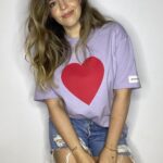 Dalma Maradona Instagram - Esta foto me pone feliz porque representa un proyecto con gente que quiero mucho! Amo los emprendimientos con amor y este DEFINITIVAMENTE ES UNO! Una amiga hermosa arranca su marca con todo lo que eso implica y yo me sumo con esta cápsula que espero les guste mucho! En la semana van a empezar a subir el contenido pero yo no me aguante y subí esta foto! NO LLEGAMOS CON TODO PARA EL DÍA DE LA MADRE, pero acá estamos! Felicitaciones amiga hermosa, estoy feliz de ser parte de @defrenteoficial por un ratito! ❤️MAKE UP DE MI PREFERIDA @caritopesce ❤️🌟Hay muy pocas cosas de cada una, asiq si te gusto esta remera manda un mje privado a @defrenteoficial para que te la guarden 🌟