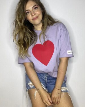 Dalma Maradona Instagram - Esta foto me pone feliz porque representa un proyecto con gente que quiero mucho! Amo los emprendimientos con amor y este DEFINITIVAMENTE ES UNO! Una amiga hermosa arranca su marca con todo lo que eso implica y yo me sumo con esta cápsula que espero les guste mucho! En la semana van a empezar a subir el contenido pero yo no me aguante y subí esta foto! NO LLEGAMOS CON TODO PARA EL DÍA DE LA MADRE, pero acá estamos! Felicitaciones amiga hermosa, estoy feliz de ser parte de @defrenteoficial por un ratito! ❤️MAKE UP DE MI PREFERIDA @caritopesce ❤️🌟Hay muy pocas cosas de cada una, asiq si te gusto esta remera manda un mje privado a @defrenteoficial para que te la guarden 🌟