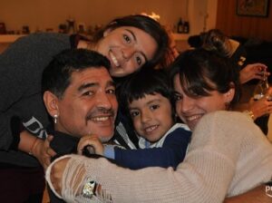 Dalma Maradona Instagram - Estas son algunas de las personas por las que hoy soy como soy. Mi mamá, mi papá, mi hermana, mi ahijado, mi abuela, mis hijas. Personalmente no creo que existan familias perfectas, mi familia está hecha a mi medida. Perfecta en su imperfección. Pienso en todo lo que vivimos y sin duda esas experiencias me han construido para ser lo que soy hoy. 

Este finde estuve viendo #Barrabrava la nueva serie de @primevideolat y me puse a pensar en ellos. En la incondicionalidad mutua que sentimos. Siempre fue estar ahí el uno para el otro, cueste lo que cueste. 

Puedo ver en Gladys, la abuela de la serie, a mi mamá dando amor de a montones cuando las cosas no están de lo mejor. Me copé con todos los personajes porque no son 100% buenos ni 100% malos. Son humanos por sobre todas las cosas. 

Ya están disponibles todos los capítulos y podés ver el primero gratis para ver si te copa tanto como a mi! Estoy segura que si!