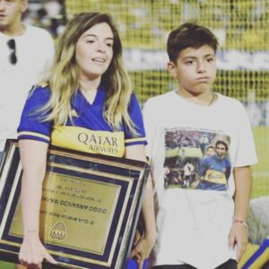 Dalma Maradona Instagram - Gracias a toda la familia boquense por recibir a mi papa como lo hicieron! Ese fue el mejor homenaje! Y la verdad que no soy de explicar mi vida y mucho menos a desconocidos,pero si no tienen ni idea de como son las cosas NO OPINEN! No tienen idea mi relación con mi papá y opinan, no saben como somos en el ámbito privado y opinan... Si esperan que lo critique públicamente, nunca lo voy a hacer... Decidí un día no hablar más nuestra relación públicamente y ya dan por hecho que estamos peleados! 🤦🏼‍♀️El sabe las cosas que hizo bien y las que hizo mal conmigo QUE YO SE QUE LE DUELEN MÁS A ÉL QUE A MI! Mi relación con el nunca va a ser igual después de mi casamiento PERO SIEMPRE LO VOY A ACOMPAÑAR, SIEMPRE LO VOY A AMAR Y SIEMPRE VOY A QUERER QUE SEA FELIZ! Así me enseño mi mamá y así soy! Y a vos enano (en realidad estas más alto que yo, que no es muy difícil) TE AMO Y NO HAY NADA QUE YO NO HAGA POR VOS! Cuando hoy me dijiste que por fin pudiste respirar cuando salimos del campo de juego porque estabas nervioso SENTÍ QUE CON VOS HICE TODO BIEN! Gracias @giamaradona por confiármelo tantas veces!Y hoy a Gimnasia le pido mil disculpas de todo corazón PORQUE LES VOY A ESTAR ETERNAMENTE AGRADECIDA por el amor que le dan a mi papá pero hoy se me complicó ... UN DÍA CUANDO ERA CHICA MI PAPÁ ME DIJO VOS VAS A SER DE BOCA PERO NO PORQUE TE LO DIGA YO, AHORA NO LO VAS A ENTENDER, PERO DESPUÉS NO VA A HACER FALTA QUE YO TE EXPLIQUE NADA! VOS SIEMPRE DE BOCA A MUERTE HIJA! Y es así... Y mira que hoy tuve el corazón más dividido que nunca pero TE HAGO CASO PA, DE BOCA A MUERTE SIEMPRE! 💙💛💙 Campeones!