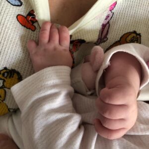 Dalma Maradona Instagram - Ella duerme así! Agarradita de mi! Y es verdad que un poco tengo ganas de morderlaaaaaa! No les pasa????