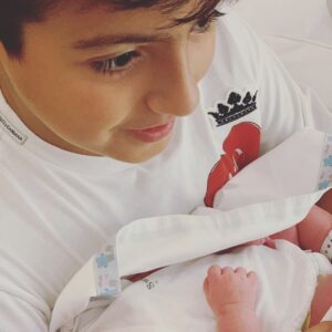 Dalma Maradona Instagram - MI VIDA ENTERA EN ESTA FOTO! ❤️Y casi sin pensar escribo esto SIENDO MAMÁ! No lo puedo creer ni yo! Siento que este no es un post cualquiera porque como les dije desde que supe que estaba embarazada, NO ME SIENTO PARA NADA CAPACITADA para dar consejos de maternidad y DETESTABA que cada persona que me viera embarazada sé sintiera con el derecho de decirme como hacer las cosas! Si hay algo que aprendí con la Pipita en brazos es que cada bebé es diferente y cada mamá HACE LO QUE PUEDE con esta maternidad que te viene encima y te lleva puesta en un montón de aspectos! 
No puedo dejar de agradecer a mi Obstetra( genio del mundo al cual amo y con el que me sentí en todo momento MUY CONTENIDA) Anibal Dal Verme ❤️ A mi partera Silvina (que la tiene más clara que nadie pero la que me dio el abrazo que mas necesitaba en el quirófano cuando mas miedo tuve en mi vida) Y a todo ese equipo que me hizo pasar el mejor parto que ni en mis sueños podría haber sido más espectacular! Gracias Gaby POR TODO! Sos la más loca y la más GENIA!
A toda la gente DE SWISS MEDICAL que trabaja en “Los Arcos” GRACIAS por su tiempo, su amabilidad Y SU PACIENCIA INFINITA! Gracias enfermeras, nurses, personal de limpieza, personal encargado de la comida, seguridad, neonatologa, y PUERICULTORAS! Sin ustedes me hubiera vuelto loca, EN SERIO, muchas gracias por la atención y el cuidado! Nunca me voy a olvidar de cada uno de ustedes! En realidad ni la Pipita ni yo! 
Si supieran lo nuevo que es todo cuando recién nace tu bebé y la poco idea que tenia, USTEDES NOS SALVARON ESTOS PRIMEROS DÍAS Y AHORA QUE NOS VAMOS A CASA, aparte que me las quiero llevar a todas conmigo, se con seguridad que las voy a extrañar a todas! GRACIAS POR TODO!!! ❤️❤️❤️❤️❤️❤️❤️❤️❤️❤️❤️❤️❤️