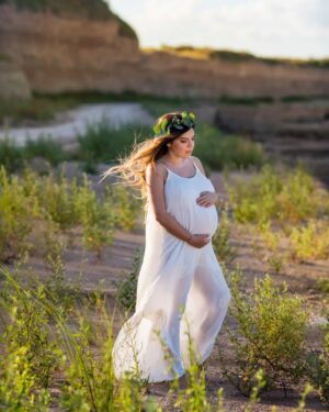 Dalma Maradona Instagram - La verdad es que me costo mucho decidirme para hacer estas fotos porque faltando un mes para que nazca me hija me siento MUY EXPLOTADA! Pero me convenció la GENIA TOTAL de Vero de @ruizyrusso y la pase genial! Muchos me decían que me haga fotos porque es un recuerdo muy lindo para mi hija y para mi! Obvio que al padre no lo pudimos convencer pero ahí estamos nosotras 2! GRACIAS VERO POR INSISTIR! Juro que algún día te voy a pasar las fotos que elegimos del casamiento que ya casi paso un año 😂😂😂😂😂😂 RECOMIENDO MUCHO A ESTE EQUIPO @ruizyrusso @masnegroficial @vengamadre ❤️ Me maquilló mi preferida y amada @caritopesce y me peino Jorge para @cerininet