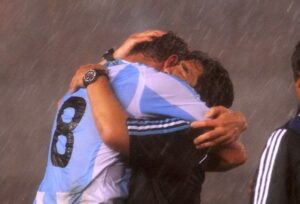 Dalma Maradona Instagram - Como no acordarme de este partido! Como no acordarme de lo que llovía ese día y LO QUE NECESITÁBAMOS ESA VICTORIA PARA IR AL MUNDIAL! Estaba complicado y apareciste vos @martinpalermo.ok con ese gol que todavía veo y me emociono! Con su abrazo que fue más que un abrazo de gol, con la tirada al barro haciendo patito y el llanto de felicidad por haberlo logrado! Que privilegio haber estado ahí ,que suerte vivir un momento como ese partido! Hace poco te escuché en una radio hablar de mi papá y verte emocionado me hace quererte mucho más de lo que ya te quería! No te escribí porque no sabía muy bien que poner y supongo que ahora tampoco pero podría resumirlo perfectamente con un gracias! Gracias por ese gol y ese partido, por tus palabras de amor hacia el cada vez que te lo mencionan y gracias por haberte tatuado el 10! Sos enorme!