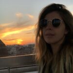 Dalma Maradona Instagram - TENGO CARA DE ESTARA SALIENDO BIEN LA SELFIE? Pero tanto que me 😂(ROMPIERON LAS BOLAS)😂 pidieron que suba una foto más de cerca, ahí va! Miren el tremendo atardecer en Budapest😍😍😍😍😍 esta vez la saqué yo y no mi #maridopotro