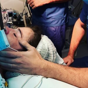 Dalma Maradona Instagram - Todos los partos son diferentes pero yo decidí repetir equipo porque son los mejores! Desde las ecografías con todas mis preguntas incluidas 😬con el genial y paciente doctor Marcelo Domínguez hasta mi segunda cesárea! Gracias a mi obstetra Aníbal dal Verme por el acompañamiento y por ser tan amoroso, Silvi la mejor partera del universo aunque yo nunca haya tenido una contracción, Gabi Arias por ser la mejor instrumentadora y decirme en el medio de la cesárea QUE LINDA QUE SOS POR DENTRO 🤣 ,al anestesiologo que se banco que le avisara que iba a llorar porque soy actriz y por ningun otro motivo!  Gracias por traer al mundo a Azul con ese amor que se vibraba en el quirófano! No se volverá a repetir porque la fábrica está cerrada pero sin duda los volvería a elegir!❤️ Capítulo aparte para la mano de #maridopotro que estuvo ahí COMO SIEMPRE! A @claudiavillafaneok que sin vos no podría NADA, a mi sis y a mi angel de la guarda 💙!