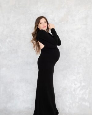 Dalma Maradona Instagram - El tema es así. Ella solo me saca fotos en los mejores momentos de mi vida! Me saco en mi casamiento, esperando a Roma y ahora faltando 45 dias para que llegue Azul! Yo le digo que la amo todo el tiempo PORQUE ES CIERTO , pero más la admiro porque es la mejor fotógrafa del mundo! @veronicaruizyrusso SOS LA 1! Y tu equipo más! Gracias @masnegroficial por ser tan espectacular con los looks! Y capítulo aparte para mi amiga y mejor maquilladora del universo @caritopesce