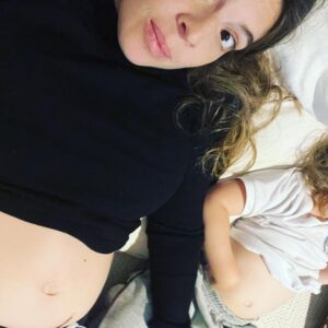 Dalma Maradona Instagram - Panzas al aire!Como ya todos saben se viene una niña y se va a llamar Azul!
No la pase muy bien la primera parte del embarazo porque a diferencia de Roma (que me sentí espectacular) con Azul estuve 🤮🤮🤮🤮🤮🤮🤮🤮🤮🤮🤮🤮🤮,pero ahora ya estoy mucho mejor y ya de 6 meses!
Les quiero contar que con 10 semanas de gestación me realice el estudio de ADN FETAL en sangre. Es una extracción rápida de sangre no invasiva que te permite saber la información genética de tu bebe con @genesia.adn y a los 7/10 días tenes los resultados! 
Fue una experiencia muy buena que recomiendo porque al no estar en Argentina y tener que hacerme el estudio en otro país,me guiaron y brindaron todas las herramientas y la confianza para sentirme tranquila y a gusto!
Le quiero agradecer especialmente al Dr. Gabriel Ercoli que me explico todo con mucho amor y detalle aparte de darme la noticia que íbamos a tener otra nena! También gracias a Gustavo Fernández por toda la gestión a la distancia!💓