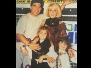 Dalma Maradona Instagram - Estas son algunas de las personas por las que hoy soy como soy. Mi mamá, mi papá, mi hermana, mi ahijado, mi abuela, mis hijas. Personalmente no creo que existan familias perfectas, mi familia está hecha a mi medida. Perfecta en su imperfección. Pienso en todo lo que vivimos y sin duda esas experiencias me han construido para ser lo que soy hoy. 

Este finde estuve viendo #Barrabrava la nueva serie de @primevideolat y me puse a pensar en ellos. En la incondicionalidad mutua que sentimos. Siempre fue estar ahí el uno para el otro, cueste lo que cueste. 

Puedo ver en Gladys, la abuela de la serie, a mi mamá dando amor de a montones cuando las cosas no están de lo mejor. Me copé con todos los personajes porque no son 100% buenos ni 100% malos. Son humanos por sobre todas las cosas. 

Ya están disponibles todos los capítulos y podés ver el primero gratis para ver si te copa tanto como a mi! Estoy segura que si!