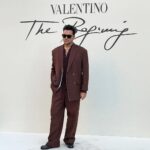 Dan Levy Instagram – Thank you for having me, @maisonvalentino @pppiccioli @mskatiegoodwin @f3nardi @yigit! A show to stop a heart! ♥️ #ValentinoHauteCouture #ValentinoTheBeginning

Styling: @ecduzit 💫