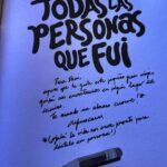 Dani Rovira Instagram – #TodasLasPersonasQueFui de @alfonsocasas 

Hace un tiempo me leí su maravillosa obra #Monstruosamente (podéis verlo en mi IG) y pensé que sería imposible sacar otra novela gráfica a ese nivel. Pues (afortunadamente) me equivoqué. 

Los monstruos que nos acompañan toda la vida no son los de la pantalla final del juego. En “Todas las personas que fui”, Alfonso desnuda su alma y nos hace partícipe de su catarsis, como persona y como dibujante. En una atmósfera seudo fantástica, onírica y arquetípica, el prota va descubriendo las capas que cubren su principal miedo. Mucha terapia en las espaldas, intuyo, mucha psicología Jungiana y mucho querer entrar en el núcleo del miedo y el dolor. A veces “Viaje de Chihiro”, a veces “Beau tiene miedo”, a veces “Un Monstruo viene a verme”…no sé, son tantos asideros referenciales los de este cómic, que me ha volado la cabeza. Qué sensibilidad, qué sentido del humor, qué hondura y que valiente hacer algo así. 

Todos los que estéis pasando por una etapa oscura y de crisis existencial y de dudas sobre tu propio ser, por favor, haceros este regalo. Me ha dejado bastante tocado, para bien. El arte debe remover, debe hacerte de espejo, debe dejarte algo diferente de a como estabas antes de hacer la inmersión. Gracias Alfonso por plasmar en tus viñetas las emociones que muchos sentimos y hacer que me haya sentido un poco menos solo. 

#SuPoquicoDeLectura
#RoviraReadings