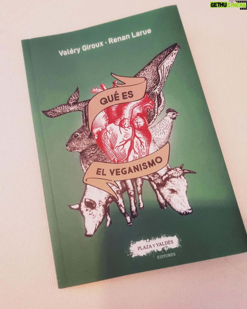 Dani Rovira Instagram - #QuéEsElVeganismo de #ValeryGiroux y #RenanLarue Pequeño ensayo sobre el veganismo. Gracias a @plazayvaldes por el regalo y por su valentía y compromiso siempre con temas como este. A veces, para reafirmarme y/o para seguir aprendiendo, me caen en las manos lecturas que reflexionan y filosofan sobre el veganismo y el trato que históricamente le hemos dado los humanos a los animales a lo desde que el humano es humano. Un librito lleno de argumentos para seguir formando parte de este movimiento social y político, destinado a liberar a los animales del yugo humano. Va de algo más que una dieta o una forma de vida. Siempre aprendo cosas nuevas, además de ser lecturas que refuerzan una decisión y toma de conciencia que me llegó hace ya casi 7 años. (Ojalá haber empezado antes, pero celebro el hecho de que, aunque algo tarde, la cabeza, y el corazón me hicieron “click”). Seguimos con este compromiso de minimizar la violencia contra toda la vida animal, humana o no humana. (Definición expandida de veganismo según #StephanieJenkins y #VasileStanescu) Una vez oí que el Veganismo no existe de manera total. Es un camino utópico en el que siempre se aprende y se avanza. Y en esas estamos. Recomendado para gente que ya dio su paso, para los que están en ello o para los que, de manera valiente y comprometida, están dispuestos a revisarse y dejar interpelarse en su manera de estar en el planeta. Respetando, obviamente, los procesos, las decisiones y las tomas de conciencia de cada uno. Ya sabéis que mi manera de entender esto es a través del cariño y el respeto y no a través de la confrontación. Se lo debemos a los animales, al planeta y a nosotros mismos. Otras lecturitas del estilo, por si os apetece buscar: #ManifiestoAnimalista de #CorinePeluchón #UnPasoAdelanteEnDefensaDeLosAnimales de #OscarHorta #ClavesEcofeministas de #AliciaHPuleo #AnimalesLaRevolucióPendiente de #SilviaBarquero Y uno de mis favoritos, #HaciaUnFuturoVegano de #TobiasLeenaert #SupoquicoDeLectura #RoviraReadings