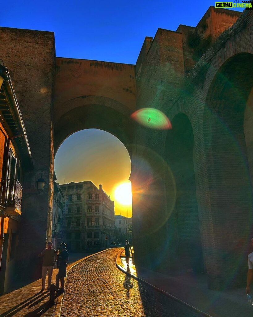 Dani Rovira Instagram - Tus calles mil veces pisadas me siguen enamorando como la primera vez. Pero te vivo como si, cada vez, fuera la última. #Granada ♥️