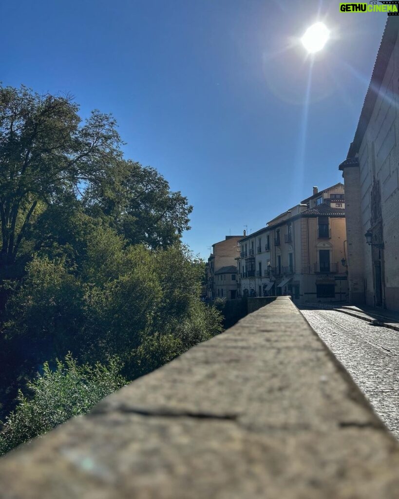 Dani Rovira Instagram - Tus calles mil veces pisadas me siguen enamorando como la primera vez. Pero te vivo como si, cada vez, fuera la última. #Granada ♥️