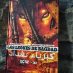 Dani Rovira Instagram – #LosLeonesDeBagdad de #BrianKVaughan y #NikoHenrichon

Joyita de cómic edición #BlackLabel de #DC

Inspirado en una historia real en la que, a causa de un bombardeo estadounidense en Bagdad (uno de tantos) fue destruido y abandonado por sus guardias, el desalmado zoológico de la ciudad (disculpen el pleonasmo).

Cuatro leones. Un macho adulto, un cachorro, una leona adulta y una anciana salen de esa cárcel para intentar volver a su lugar de origen. No les será fácil, ya que deambulan e intentan sobrevivir en una Bagdad golpeada por misiles, tanques y soldados de a pie. Cada león podría representar las diferentes posturas del ciudadano iraquí ante la situación política, bélica y dictatorial. Todo es una metáfora de la triste situación que se vivió y se sigue viviendo en la ciudad de las mil y una noches. 

Es un cómic con unas ilustraciones preciosas pero crudo y sin filtros “Disney”. 

Lo he disfrutado y sufrido a partes iguales. 

Gracias @charlietzara por el regalazo. 🦁 ❤️‍🩹

#SuPoquicoDeLectura
#RoviraReadings