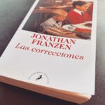Dani Rovira Instagram - #LasCorrecciones de #JonathanFranzen Lo hice llegar a mis manos tras leer en el libro #Blanco de #BretEastonEllis que éste hubiera sido el libro que, el autor de American Psycho, hubiera deseado escribir. Una novela que encumbró al autor como uno de los más finos y destacados intérpretes de la literatura americana y mundial de nuestra época. Una cruda historia sobre una familia norteamericana, los Lambert, que refleja la sociedad de una época en la última década del siglo XX. El padre de familia, aquejado de Parkinson, ve distorsionada su visión familiar en el último tramo de su vida. Su mujer sigue obsesionada con que todo siga igual a pesar de la marcha de sus cuatro hijos y la enfermedad crónica y degenerativa de su marido. Sin bajar el listón de las correcciones y de la posesión de la verdad absoluta. ¿Pueden las correcciones de toda una vida de padres a hijos marcarlos para mal en sus vidas? ¿Pueden o deben los hijos corregir los errores de sus padres, en un final de ciclo, en el que los roles se invierten? Un libro denso y voluminoso, pero la manera exquisita y deliciosa de escribir del autor, hace que su prosa te lleve sola, como un ancho río de aguas mansas. #SuPoquicoDeLectura #RoviraReadings
