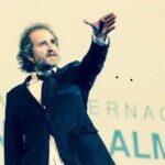Dani Rovira Instagram - Fue en el año 2005 cuando la vida me regaló mi primera actuación contigo (Crevillente) Puede que fuera una de las actuaciones en la que sentí que podía dedicarme a esto de la comedia, por compartir las tablas contigo. Nervioso en la cena de después, con algunas cervezas en el cuerpo y después de darme todo el cariño y la confianza esa noche, me atreví a confesarte lo muchísimo que te admiraba, lo mágico que fue para mí compartir cartel contigo y que fuiste uno de los referentes, si no el que más, que tuve para ser monologuista. Te ruborizaste, me sonreíste, me cogiste el cogote y pegaste tu frente con la mía y me dijiste: “Gracias, Rovira. Eres de los nuestros”. Decenas de actuaciones, escenarios, ciudades y cenas juntos. Eras incorregible, talentoso, cascarrabias, brillante y una de las personas que con más cariño me trató cuando llegué. Cuando un cómico se va, es una pérdida irreparable e insustituible. Un amigo, ni os cuento. Gracias por tu amistad, por tu inspiración, por tus arrestos ante la vida. Nos quedó pendiente esa última cena. Pero la haremos, los amigos y cómicos que te adorábamos, en honor a ti, y te honraremos contando tus avatares. Todos quisimos parecernos un poco a ti, Don Mauro. Te vamos a echar mucho de menos. Qué pena tan enorme. Te quiero, amigo. Siempre te querremos. ❤️‍🩹