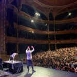Dani Rovira Instagram - Qué felices fuimos el Viernes y el Sábado en Bilbao. Dos llenos de piel de gallina. Público espectacular. GRACIAS. @mianofavorito @arturogcampos @manquitaproduc @javitatay3 Teatro Campos Eliseos. Bilbao