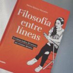 Dani Rovira Instagram - #FilosofíaEntreLíneas de @_nerea_blanco Desde la cotidianeidad, la autora nos habla de cómo la filosofía está imbricada en nuestro día a día. Una forma inteligente y amena de introducirnos a los grandes pensadores de la historia (Sartre, Kant, Schopenhauer, Kierkegaard, Camus, Virginia Woolf, Valcárcel, Heráclito, Parménides…y su especial preferencia por Nietzsche). La filosofía ya aborda de diferentes maneras, con respuestas y, sobre todo, con preguntas todo lo que nos inquieta o nos suscita curiosidad a lo largo de nuestra vida; Nerea nos hace partícipe de sus dudas, miedos y reflexiones de una manera muy generosa y siempre a hombros de estos gigantes. La música, el feminismo y el humor salpica también cada página de este acertado libro con la única y mamotrética tarea de acercarnos a la filosofía, de hacérnosla más atractiva y asequible. #rovirareadings #supoquicodelectura