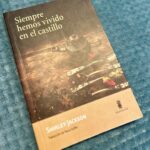 Dani Rovira Instagram - #SiempreHemosVividoEnElCastillo de #ShirleyJackson Es la segunda novela suya que leo. Una de las madres de la literatura de terror moderna. Considerada su mejor obra. Una historia gótica y sutil. La historia de dos jóvenes y su tío que siguen viviendo en el castillo donde años anteriores ocurrieron acontecimientos horribles. Estigmatizadas por los habitantes del pueblo, la autora nos regala el prisma de lo que sucede dentro de la casa. Una casa maldita y encantada según las habladurías y rumores que se van tergiversando a lo largo de los años por habitantes de los alrededores. Contada desde el punto de vista de “Mary Katherine”, la menor de las hermanas. Una niña extravagante y cubierta de un halo misterioso que hace que el lector dude entre lo que es real y lo que sale de la subjetividad supersticiosa de la niña. Me esperaba una novela pura de terror y encontré una historia que te sugiere más por lo que no te cuenta. Recomendada para los fans del terror, la creación de atmósferas y literatura sugerente. Gracias totoriense por el regalo. ♥️ #supoquicodelectura #RoviraReadings