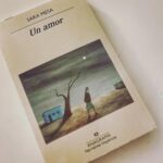 Dani Rovira Instagram - #UnAmor de #SaraMesa Una historia pequeña con sentimientos enormes. La de una protagonista, Nat, que se traslada a un pequeño pueblo a “empezar de nuevo” o “huyendo de…” y se encuentra con un micro mundo ligeramente hostil, con una atmósfera enrarecida por sus pocos habitantes. Ella, en un estado actual de vulnerabilidad y fragilidad, va lidiando con sus propios miedos e inseguridades, y cada interacción con cada uno de sus vecinos es un auténtico reto de gestión emocional y conflicto interno. Una belleza en lo literal y una delicadeza y precisión de cirujana en la descripción de la psique y el alma de la protagonista. Gracias @aitanasanchezgijon por la recomendación en aquella cena tan memorable. ♥️ ganas de verla en la gran pantalla de la mano de @isabel.coixet #SuPoquicoDeLectura #RoviraReadings