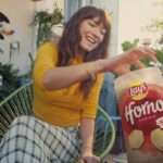 Dani Rovira Instagram - Disfrutemos de los pequeños grandes momentos del día a día. Cualquier excusa es buena para unas patatillas, un refrigerio y buena compañía. ♥️♥️ @lays_esp #pequeñosgrandesmomentos #publi
