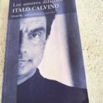 Dani Rovira Instagram - #LosAmoresDifíciles de #ItaloCalvino. 13 deliciosos relatos con un lugar común: la dificultad de comunicación entre personas que, por alguna inesperada circunstancia, podrían comenzar una relación amorosa. Historias sobre cómo las parejas no alcanzan a establecer vínculo afectivo inicial, a pesar de que todo apunta a ello. Un despliegue de escritura exquisita y delicada. Recuerdo haber escogido de joven varios relatos de este autor en mis sesiones de cuentos. Así que ya son años, acompañado por este escritor utópico e incisivo. #SupoquicoDeLectura #RoviraReadings