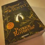 Dani Rovira Instagram - #ElNombreDelViento de #PatrickRothfuss Hacía tiempo que no leía una novela de aventuras fantásticas de tal nivel adictivo. Seguir el relato de Kvothe desde su niñez ha sido todo un lujo. Músico, mendigo, ladrón, mago, estudiante, héroe y asesino…adherido a rumores y cuentos de taberna que han ido perpetrando la vida épica de nuestro protagonista. Sin complejos, podría jugar en una liga parecida a J.R.R. Tolkien, George R.R. Martin o J.K. Rowling, capaz de crear mundos, lenguajes y universos nuevos, donde la fantasía y la realidad van cogiditas de la mano. Pronto le hincaré el diente a la segunda parte: #ElTemorDeUnHombreSabio. Gracias @arturogcampos por ponerme estas joyitas por en medio para que me tropiece con ellas. #supoquicodelectura #RoviraReadings