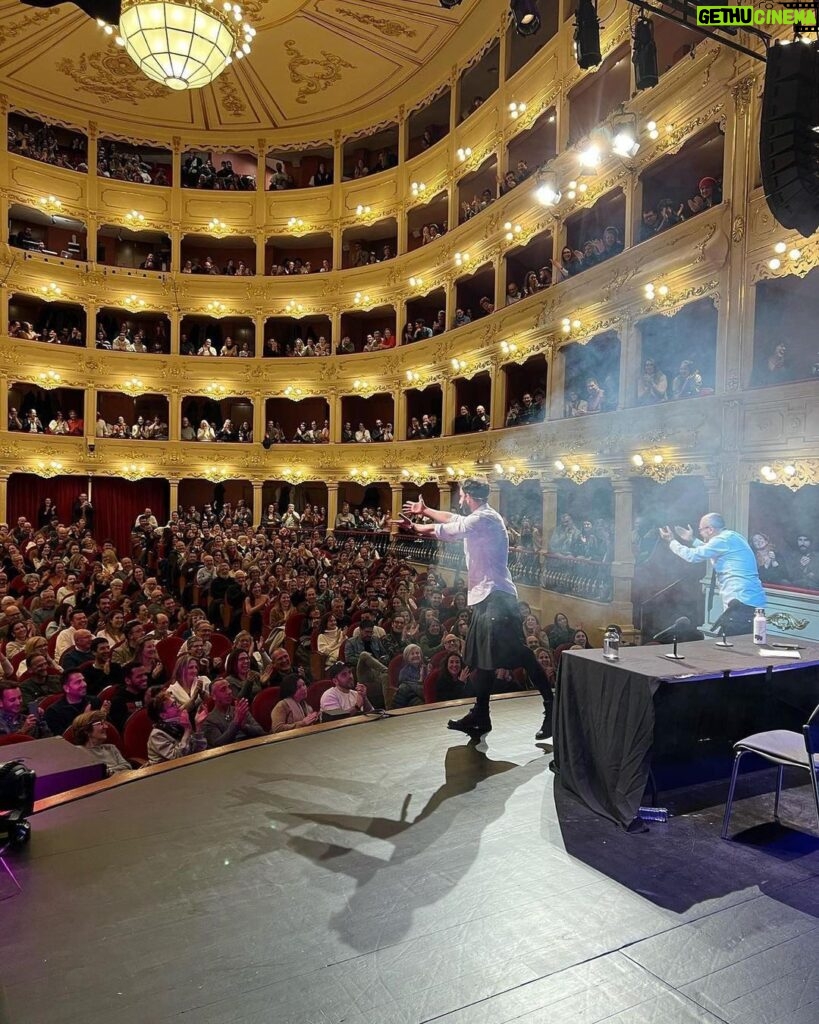 Dani Rovira Instagram - Vaya dos actuaciones en el @teatreprincipalmao de #Menorca Qué publicazo. Millones de gracias @arturogcampos @manquitaproduc @javitatay3 @cew.management Teatre Principal de Maó