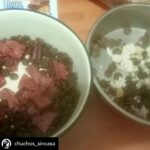 Dani Rovira Instagram - • @chuchos_sincasa Nosotros apechugamos siempre, pero llega un momento que las capacidades son limitadas y no puedes ayudar en todo lo que quisieras. Hacemos una labor de corazón, para ayudar a los animales, pero lo que también está claro es que es un problema social del que debería encargarse el estado, y no lo hace o lo hace deficientemente. Estos dos son Rima y Titán. A Rima la recogieron el otro día en la carretera, en un pueblo de aquí al lado, es una perra de poco más de un año, majísima y cariñosa, con cosas que aprender, pero un amor. Nos hemos hecho cargo de ella. Al poco nos han vuelto a llamar de este pueblo, se que es gente con buena voluntad que quiere ayudar y no sabe cómo, pero claro, yo no puedo cubrir ese servicio indefinidamente porque no somos ricos. Así que dije que no, que lo siento mucho, pero no doy para más, tengo casi cien perros mas de sesenta de la prote, en fin una locura. A Titán le abandonó aquí su dueña, habiéndolo dejado en residencia. Un perro de once años, más bueno que el pan. Le han tenido que quitar dos tumores de las mamas y le están examinando porque creen que tiene algo en el intestino, así que estamos de pruebas. Está en una casa de acogida donde le cuidan de lujo. Si estás pensando en como puedes ayudarnos, hay muchas maneras. Desde venir a hacer voluntariado, como apoyarnos con el teaming, donativos, pienso, medicinas. Hacemos lo que podemos con lo que tenemos, no hay más. Bastante que no nos dejamos la cabeza por el camino. Si quieres adoptar escríbenos. Sino puedes apadrinar o simplemente difundir y estarás echándonos una mano para poder seguir con nuestra labor. A pesar de todo y contra lo que venga, seguiremos aquí. Contacto: 💌 chuchosconclase@gmail.com 📞 674969679 ➡️ Como puedes ayudarnos: ▪️Haz teaming por solo 1€ al mes: www.teaming.net/a-p-achuchossincasa ▪️Haz un donativo: www.paypal.me/chuchossincasa ▶️Nuestra cuenta: ES48 2100 4814 8522 0005 5221 Titular: A.P.A. Chuchos Sin Casa