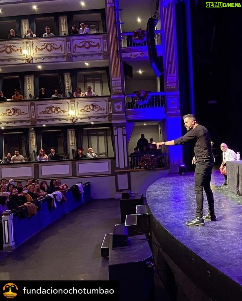 Dani Rovira Instagram - • @fundacionochotumbao Desde el escenario, compartiendo humor y solidaridad con miles de personas: así despedimos la 11ª edición de las galas “¿Quieres ayudar conmigo?” 🧡 😍 Gracias @arturogcampos por tu generosidad infinita al acompañar un año más a nuestro cofundador @danirovira en su ciudad natal que tanto te quiere, #Málaga 📍 🎭 Gracias por sumaros a esta galas tan especiales para nosotros @rafa1villena, @tomasada, @manolosarriatv y @chambao_oficial. 🎤 Gracias a @manquitaproduc, @joselitorovira y @javitatay3 por hacerlo posible. 🙌 Gracias a nuestrxs voluntarias y voluntarios por apoyar a Efemérido en la venta del merchan solidario. 🫂 Y sobre todo, GRACIAS a todxs los asistentes por ayudarnos a ayudar a nuestras 12 asociaciones malagueñas : @adanermalaga @asociacionaltamar @downmalaga @malagaacoge @angelesnoche @asoc_avoi @jomad_malaga ocupa_2 @aspaym.malaga @somosnupa #Al-Farala @protemlg GRACIAS siempre por ayudarnos a ayudar. 🫶 ¡Seguimos! #Ochotumbao