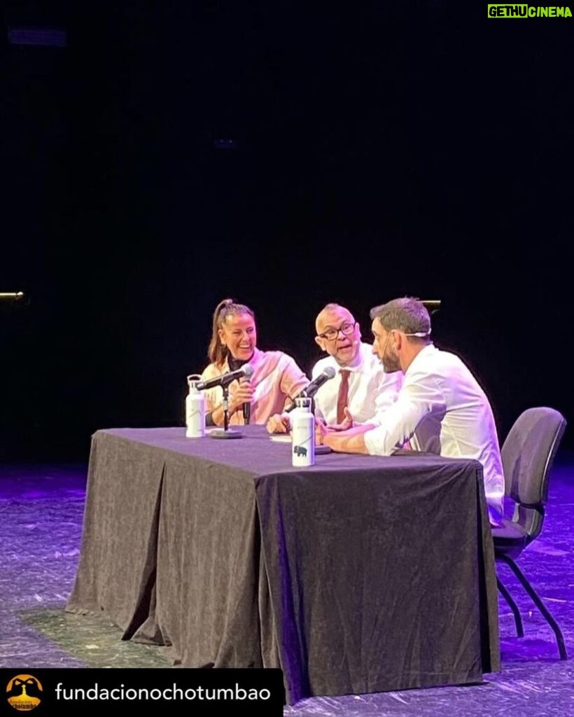 Dani Rovira Instagram - • @fundacionochotumbao Desde el escenario, compartiendo humor y solidaridad con miles de personas: así despedimos la 11ª edición de las galas “¿Quieres ayudar conmigo?” 🧡 😍 Gracias @arturogcampos por tu generosidad infinita al acompañar un año más a nuestro cofundador @danirovira en su ciudad natal que tanto te quiere, #Málaga 📍 🎭 Gracias por sumaros a esta galas tan especiales para nosotros @rafa1villena, @tomasada, @manolosarriatv y @chambao_oficial. 🎤 Gracias a @manquitaproduc, @joselitorovira y @javitatay3 por hacerlo posible. 🙌 Gracias a nuestrxs voluntarias y voluntarios por apoyar a Efemérido en la venta del merchan solidario. 🫂 Y sobre todo, GRACIAS a todxs los asistentes por ayudarnos a ayudar a nuestras 12 asociaciones malagueñas : @adanermalaga @asociacionaltamar @downmalaga @malagaacoge @angelesnoche @asoc_avoi @jomad_malaga ocupa_2 @aspaym.malaga @somosnupa #Al-Farala @protemlg GRACIAS siempre por ayudarnos a ayudar. 🫶 ¡Seguimos! #Ochotumbao