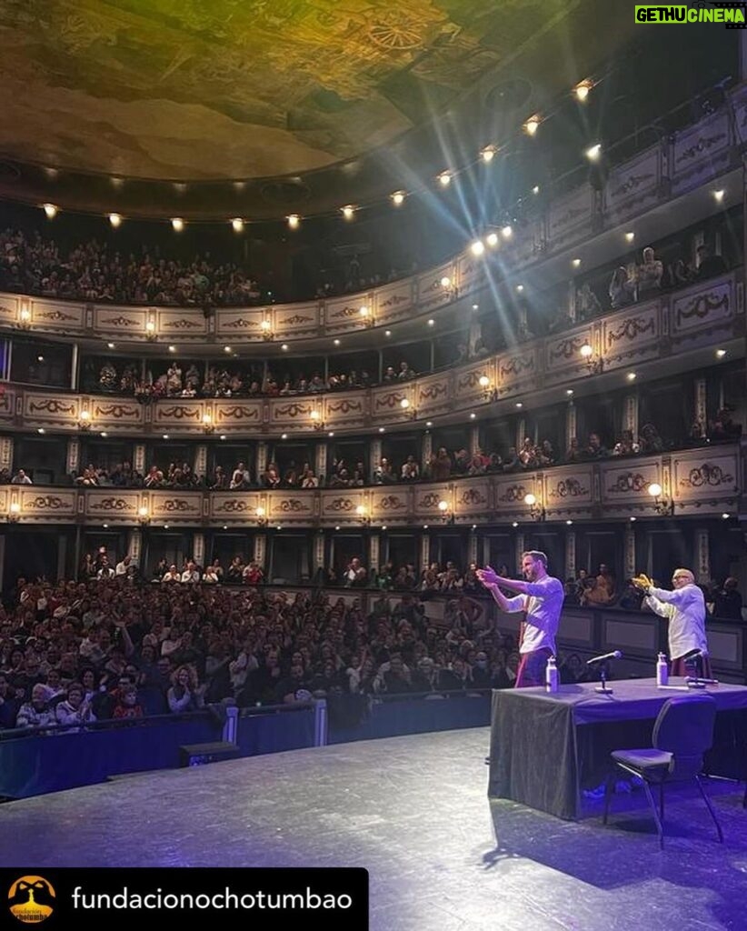 Dani Rovira Instagram - • @fundacionochotumbao Desde el escenario, compartiendo humor y solidaridad con miles de personas: así despedimos la 11ª edición de las galas “¿Quieres ayudar conmigo?” 🧡 😍 Gracias @arturogcampos por tu generosidad infinita al acompañar un año más a nuestro cofundador @danirovira en su ciudad natal que tanto te quiere, #Málaga 📍 🎭 Gracias por sumaros a esta galas tan especiales para nosotros @rafa1villena, @tomasada, @manolosarriatv y @chambao_oficial. 🎤 Gracias a @manquitaproduc, @joselitorovira y @javitatay3 por hacerlo posible. 🙌 Gracias a nuestrxs voluntarias y voluntarios por apoyar a Efemérido en la venta del merchan solidario. 🫂 Y sobre todo, GRACIAS a todxs los asistentes por ayudarnos a ayudar a nuestras 12 asociaciones malagueñas : @adanermalaga @asociacionaltamar @downmalaga @malagaacoge @angelesnoche @asoc_avoi @jomad_malaga ocupa_2 @aspaym.malaga @somosnupa #Al-Farala @protemlg GRACIAS siempre por ayudarnos a ayudar. 🫶 ¡Seguimos! #Ochotumbao