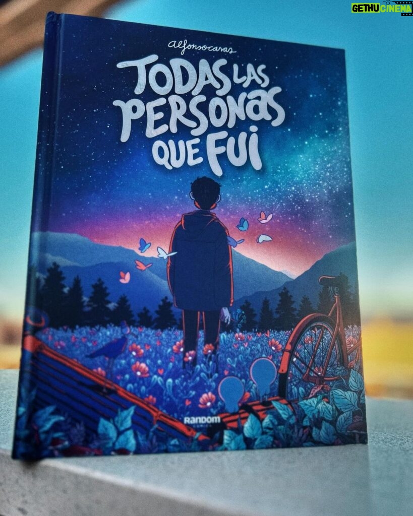 Dani Rovira Instagram - #TodasLasPersonasQueFui de @alfonsocasas Hace un tiempo me leí su maravillosa obra #Monstruosamente (podéis verlo en mi IG) y pensé que sería imposible sacar otra novela gráfica a ese nivel. Pues (afortunadamente) me equivoqué. Los monstruos que nos acompañan toda la vida no son los de la pantalla final del juego. En “Todas las personas que fui”, Alfonso desnuda su alma y nos hace partícipe de su catarsis, como persona y como dibujante. En una atmósfera seudo fantástica, onírica y arquetípica, el prota va descubriendo las capas que cubren su principal miedo. Mucha terapia en las espaldas, intuyo, mucha psicología Jungiana y mucho querer entrar en el núcleo del miedo y el dolor. A veces “Viaje de Chihiro”, a veces “Beau tiene miedo”, a veces “Un Monstruo viene a verme”…no sé, son tantos asideros referenciales los de este cómic, que me ha volado la cabeza. Qué sensibilidad, qué sentido del humor, qué hondura y que valiente hacer algo así. Todos los que estéis pasando por una etapa oscura y de crisis existencial y de dudas sobre tu propio ser, por favor, haceros este regalo. Me ha dejado bastante tocado, para bien. El arte debe remover, debe hacerte de espejo, debe dejarte algo diferente de a como estabas antes de hacer la inmersión. Gracias Alfonso por plasmar en tus viñetas las emociones que muchos sentimos y hacer que me haya sentido un poco menos solo. #SuPoquicoDeLectura #RoviraReadings