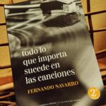 Dani Rovira Instagram – #TodoLoQueImportaEstáEnLasCanciones

De #FernandoNavarro

Maravilla de libro de tremendo melómano. A través de un relato muy personal, Fernando nos cuenta su deriva personal y existencial con el alivio de que la música, las canciones y los músicos han ayudado a no zozobrar del todo. 

Pérdidas familiares, rupturas emocionales, la responsabilidad de un hijo, crisis existencial…todos ingredientes crudos y dolorosos de no ser porque la música ha suavizado y dado sentido a tanto tormento. Crítico musical, Fernando nos desgrana una intimidad tan profunda como el maridaje de artistas y canciones con momentos vitales y significados que solo la música puede acaparar. Dylan, The Beach Boys, Elvis Presley, Tom Petty, Patti Smith, The Beatles,  son, entre otros, la red de seguridad del autor. Su línea de vida. Que se atreva a contar sus intimidades vitales y musicales a ese nivel solo me deja la opción de dar las gracias por este ejercicio de sinceridad e intimidad. Una joyita. 

Últimamente, me han caído libros donde se salpica sabiamente y con un criterio exquisito canciones que acompañan la lectura, bien como relato personal (dícese  éste, #EnhorabuenaPorTuFracaso, #CosasQueLosNietosDeberíanSaber) o bien como novela (#AmericanPsycho). 

Después de leerlos, el postre es hacerte con esas playlist y conocer y disfrutar de la experiencia musical, desde los oídos y las historias de otros. 

“Dice el verso más célebre del viejo Neil que <<es mejor quemarse que apagarse lentamente>>”.

#SuPoquicoDeLectura
#RoviraReadings