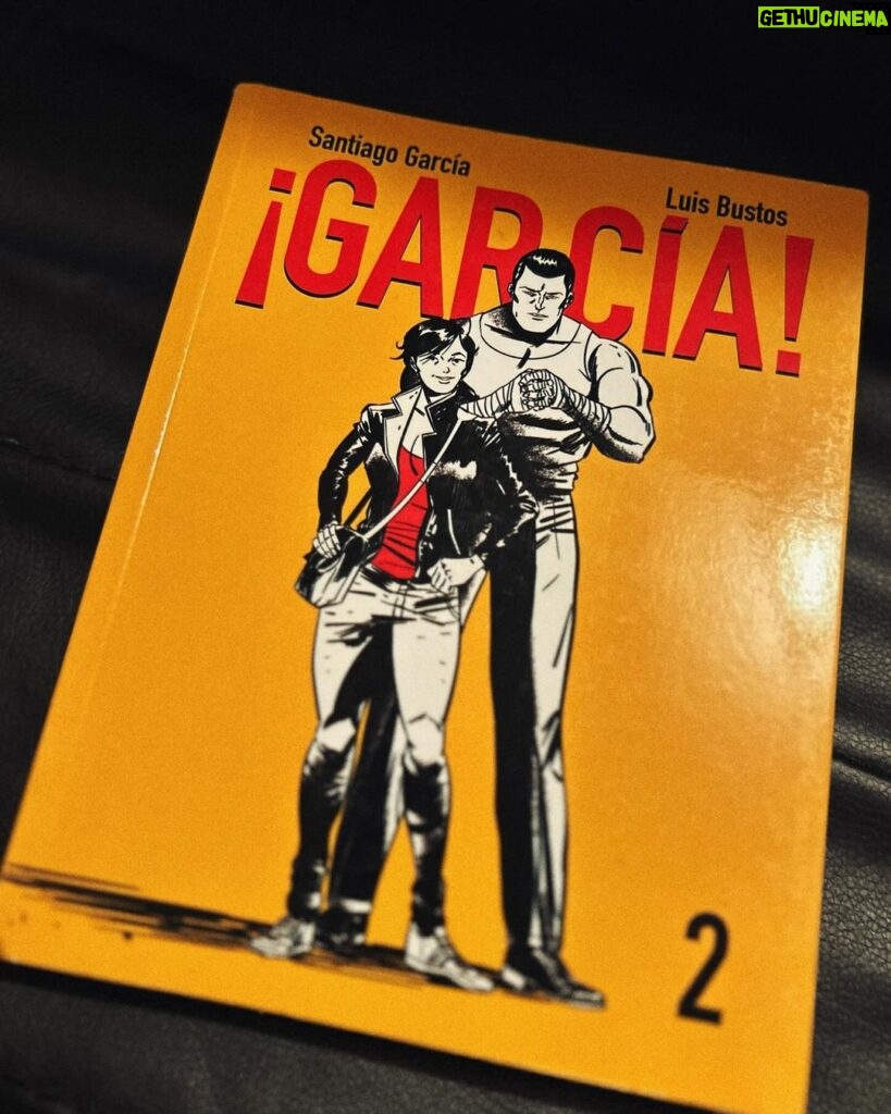 Dani Rovira Instagram - #García Vol. II de #SantiagoGarcía y #LuisBustos Ya colgué info del primer volumen, echadle un vistazo si no lo visteis. Volvemos con un girito de tuerca maravillosa en el volumen 2. Pronto me meriendo el 3. Qué gozada de cómic. Qué premisa maravillosa. #SuPoquicoDeLectura #RoviraReadings