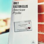 Dani Rovira Instagram – #AmericanPsycho de #BretEastonEllis

Después de haber leído #Blanco, uno de sus últimos libros, ensayo sobre la libertad de expresión y la ficción, no podía resistirme a leer la obra que lo encumbró a finales de los 80 como uno de los mejores escritores de finales de siglo XX.

La historia de #PatrickBateman, un joven neoyorquino de apenas 27 años, sofisticado, inteligente y millonario, que trabaja en Wall Street. Fanático de Donal Trump y aficionado a cenar en los mejores y más nuevos restaurantes de la ciudad. Obsesivo y apasionado de la ropa, de la buena ropa. Sabe distinguir un traje de “Armani” o “Hermenegildo Zegna” a la legua. Guapo, preocupado por su pelazo, cuerpo apolíneo y erudito de la música que le gusta.

 ¡Ah!, y un detalle, es un psicópata al que le encanta, violar, torturar, desmembrar y asesinar. Lo necesita. Le pone…

Este libro me ha colocado en un sitio en el que nunca había estado. El autor escribe como pocos autores he conocido. Más de 500 páginas que no puedes dejar de leer, a pesar de que contiene pasajes que te dejan sin aliento por su crudeza, por lo retorcido, por lo inefablemente monstruoso de sus líneas. He sentido una incomodidad que no he reconocido en ninguna de mis lecturas…pero las ganas de seguir leyendo eran aún más poderosas. 

Una fotografía sin filtros del reflejo de una parte de la sociedad norteamericana de finales de los ochenta, un segmento que destacó por su hipermaterialismo. El egoísmo y la depravación de un capitalismo antipático y letal reflejado en los “yuppies” de aquella época. Esto sumado a una psicopatía no trabajada ni vigilada, pues, el horror está servido. 

Os lo recomiendo siempre que seáis conscientes de que leeréis pasajes donde todo, incluso el infierno, queda atrás. Advertidos quedáis. Literatura para los muy cafeteros. 

#SuPoquicoDeLectura
#RoviraReadings