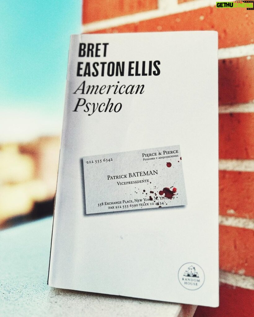 Dani Rovira Instagram - #AmericanPsycho de #BretEastonEllis Después de haber leído #Blanco, uno de sus últimos libros, ensayo sobre la libertad de expresión y la ficción, no podía resistirme a leer la obra que lo encumbró a finales de los 80 como uno de los mejores escritores de finales de siglo XX. La historia de #PatrickBateman, un joven neoyorquino de apenas 27 años, sofisticado, inteligente y millonario, que trabaja en Wall Street. Fanático de Donal Trump y aficionado a cenar en los mejores y más nuevos restaurantes de la ciudad. Obsesivo y apasionado de la ropa, de la buena ropa. Sabe distinguir un traje de “Armani” o “Hermenegildo Zegna” a la legua. Guapo, preocupado por su pelazo, cuerpo apolíneo y erudito de la música que le gusta. ¡Ah!, y un detalle, es un psicópata al que le encanta, violar, torturar, desmembrar y asesinar. Lo necesita. Le pone… Este libro me ha colocado en un sitio en el que nunca había estado. El autor escribe como pocos autores he conocido. Más de 500 páginas que no puedes dejar de leer, a pesar de que contiene pasajes que te dejan sin aliento por su crudeza, por lo retorcido, por lo inefablemente monstruoso de sus líneas. He sentido una incomodidad que no he reconocido en ninguna de mis lecturas…pero las ganas de seguir leyendo eran aún más poderosas. Una fotografía sin filtros del reflejo de una parte de la sociedad norteamericana de finales de los ochenta, un segmento que destacó por su hipermaterialismo. El egoísmo y la depravación de un capitalismo antipático y letal reflejado en los “yuppies” de aquella época. Esto sumado a una psicopatía no trabajada ni vigilada, pues, el horror está servido. Os lo recomiendo siempre que seáis conscientes de que leeréis pasajes donde todo, incluso el infierno, queda atrás. Advertidos quedáis. Literatura para los muy cafeteros. #SuPoquicoDeLectura #RoviraReadings