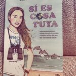 Dani Rovira Instagram – #SíEsCosaTuya de @oliviamandle 

Olivia es una chica de 16 años con un alma ancestral. Incansable activista medioambiental a la que admiro y respeto profundamente. 
Este libro es un pequeño resumen de lo que podemos hacer nosotros para unirnos a su misión, que debería ser la misión de todos: cuidar nuestros océanos y nuestro planeta. 

Sus lucha es por un país libre de animales acuáticos criados en cautividad, por liberarlos de ese secuestro injusto que el humano perpetra, con la excusa de la conservación, para usarlos y explotarlos en zoos y acuarios. 

Su lucha es por conseguir un Mediterráneo y unos océanos libres de plásticos. Siendo prácticamente una niña, creó un invento para limpiar de plásticos el mar, la “Jelly Cleaner” (cuya fabricación casera te la explica en este ejemplar)
Su lucha es contra la un cambio climático que avanza sin frenos por la insostenibilidad de una humanidad ávida por consumir y no responsabilizarse por ello. 

Su lucha es a favor de los animales, de la naturaleza y a favor de la vida. 
Es una pena que siempre, sus amigos de escuela o instituto la hayan visto como un “bicho raro”. Igual no es muy normal ver a alguien de su edad con un nivel tan alto de conciencia, empatía y compromiso. Pero ella no entiende que su generación no luche al cien por cien a su lado. Se trata de luchar por el planeta, la casa de todos. 

El libro es ameno. Hay muchísimas recomendaciones de libros y documentales. Todo está explicado de manera que hasta los más jóvenes de la casa puedan entenderlo y motivarles. Consejos, información, trucos para que, cada uno de nosotros, podamos y sepamos aportar nuestro enorme granito de arena. Porque aunque parezca que esto es cosa de activistas, ecologistas o animalistas, no, esto debería ser cosa de todos. Sí, también es cosa tuya. 
Ojalá mandaran este libro en los colegios e institutos. Los niños y los jóvenes sois el futuro. La educación lo es todo, y me temo que os va a tener que tocar invertir el mayor desaguisado de la historia de la humanidad. 

Gracias Olivia. Aquí estaremos a tu lado con todo, para preservar el lugar más bonito del universo, nuestro planeta Tierra. 
#SuPoquicoDeLectura
#RoviraReadings