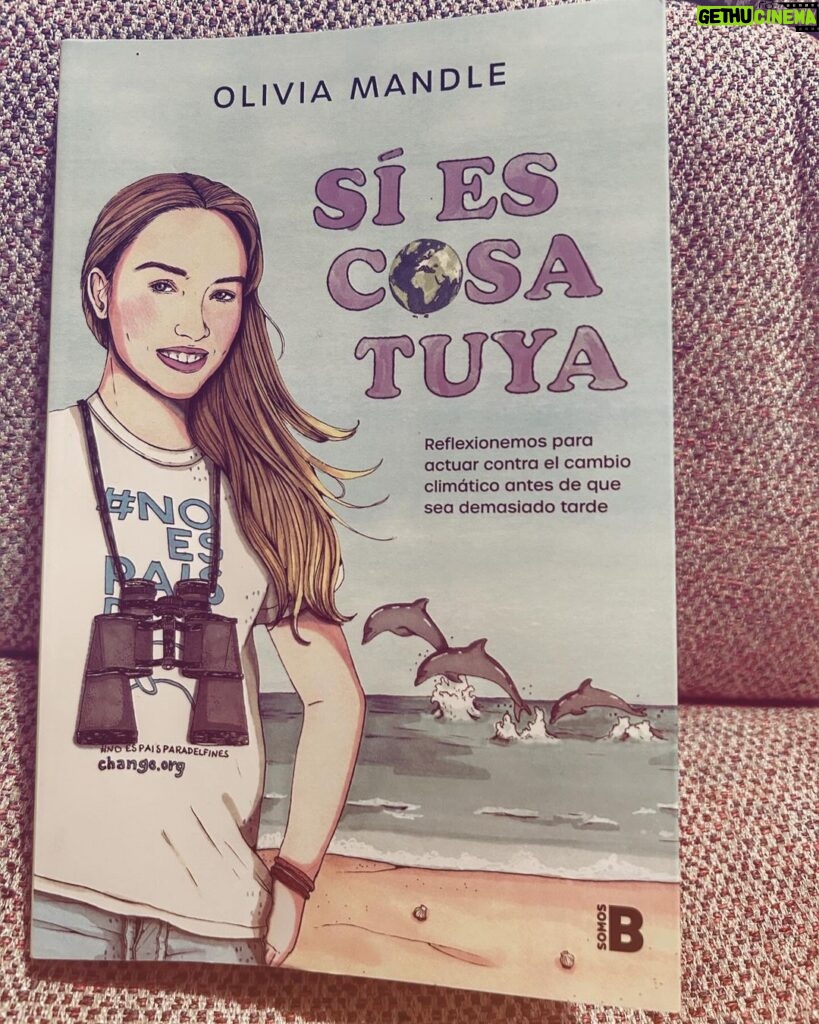 Dani Rovira Instagram - #SíEsCosaTuya de @oliviamandle Olivia es una chica de 16 años con un alma ancestral. Incansable activista medioambiental a la que admiro y respeto profundamente. Este libro es un pequeño resumen de lo que podemos hacer nosotros para unirnos a su misión, que debería ser la misión de todos: cuidar nuestros océanos y nuestro planeta. Sus lucha es por un país libre de animales acuáticos criados en cautividad, por liberarlos de ese secuestro injusto que el humano perpetra, con la excusa de la conservación, para usarlos y explotarlos en zoos y acuarios. Su lucha es por conseguir un Mediterráneo y unos océanos libres de plásticos. Siendo prácticamente una niña, creó un invento para limpiar de plásticos el mar, la “Jelly Cleaner” (cuya fabricación casera te la explica en este ejemplar) Su lucha es contra la un cambio climático que avanza sin frenos por la insostenibilidad de una humanidad ávida por consumir y no responsabilizarse por ello. Su lucha es a favor de los animales, de la naturaleza y a favor de la vida. Es una pena que siempre, sus amigos de escuela o instituto la hayan visto como un “bicho raro”. Igual no es muy normal ver a alguien de su edad con un nivel tan alto de conciencia, empatía y compromiso. Pero ella no entiende que su generación no luche al cien por cien a su lado. Se trata de luchar por el planeta, la casa de todos. El libro es ameno. Hay muchísimas recomendaciones de libros y documentales. Todo está explicado de manera que hasta los más jóvenes de la casa puedan entenderlo y motivarles. Consejos, información, trucos para que, cada uno de nosotros, podamos y sepamos aportar nuestro enorme granito de arena. Porque aunque parezca que esto es cosa de activistas, ecologistas o animalistas, no, esto debería ser cosa de todos. Sí, también es cosa tuya. Ojalá mandaran este libro en los colegios e institutos. Los niños y los jóvenes sois el futuro. La educación lo es todo, y me temo que os va a tener que tocar invertir el mayor desaguisado de la historia de la humanidad. Gracias Olivia. Aquí estaremos a tu lado con todo, para preservar el lugar más bonito del universo, nuestro planeta Tierra. #SuPoquicoDeLectura #RoviraReadings