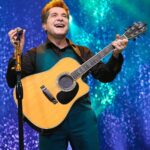 Daniel Instagram - Expressar gratidão é uma bela maneira de reconhecer o amor e o apoio que recebemos ao longo da vida. Transmitir sorrisos e música como forma de agradecimento é uma maneira única e significativa de mostrar apreço pelas pessoas especiais que encontramos em nossa jornada. Essa demonstração de gratidão e afeto pode criar laços ainda mais fortes e transmitir uma mensagem de amor e alegria. ❤️🌹 Fotos Incríveis: @danidosite . . . #DanielNaEstrada #Daniel40Anos #DanielCelebraJoãoPauloeDaniel #ProduçãoDaniel Caxias Do Sul - Rio Grande Do Sul