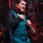 Daniel Instagram - Expressar gratidão é uma bela maneira de reconhecer o amor e o apoio que recebemos ao longo da vida. Transmitir sorrisos e música como forma de agradecimento é uma maneira única e significativa de mostrar apreço pelas pessoas especiais que encontramos em nossa jornada. Essa demonstração de gratidão e afeto pode criar laços ainda mais fortes e transmitir uma mensagem de amor e alegria. ❤️🌹 Fotos Incríveis: @danidosite . . . #DanielNaEstrada #Daniel40Anos #DanielCelebraJoãoPauloeDaniel #ProduçãoDaniel Caxias Do Sul - Rio Grande Do Sul