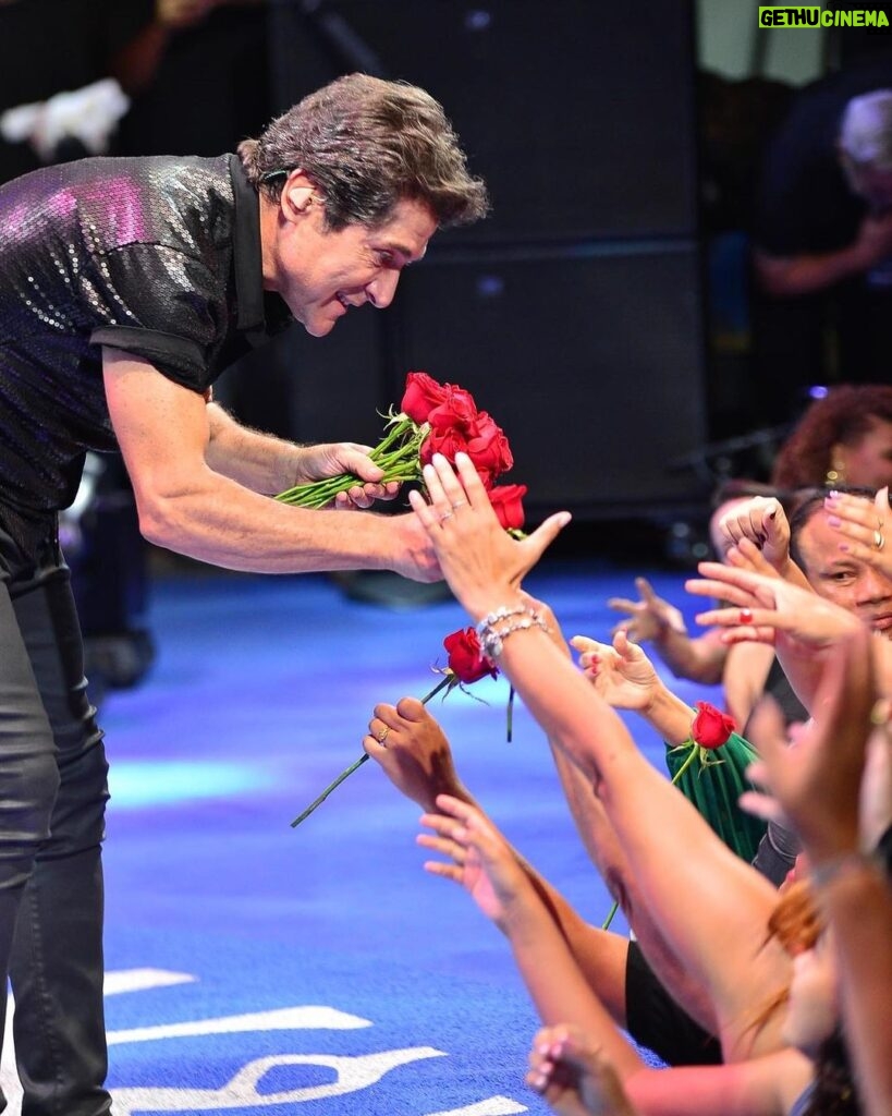 Daniel Instagram - Obrigado por essa primeira noite linda e incrível Rio Verde/GO!! Confiram o álbum completo do show de ontem no: fb.com/CantorDaniel e www.daniel.art.br ❤️🌹 Fotos: Vandinho Tellis . . . #IngressosEsgotados #DanielNaEstrada #Daniel40Anos #DanielCelebraJoãoPauloeDaniel #ProduçãoDaniel Rio Verde, Goiás