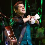 Daniel Instagram - Expressar gratidão é uma bela maneira de reconhecer o amor e o apoio que recebemos ao longo da vida. Transmitir sorrisos e música como forma de agradecimento é uma maneira única e significativa de mostrar apreço pelas pessoas especiais que encontramos em nossa jornada. Essa demonstração de gratidão e afeto pode criar laços ainda mais fortes e transmitir uma mensagem de amor e alegria. ❤️🌹 Fotos Incríveis: @danidosite . . . #DanielNaEstrada #Daniel40Anos #DanielCelebraJoãoPauloeDaniel #ProduçãoDaniel Caxias Do Sul - Rio Grande Do Sul