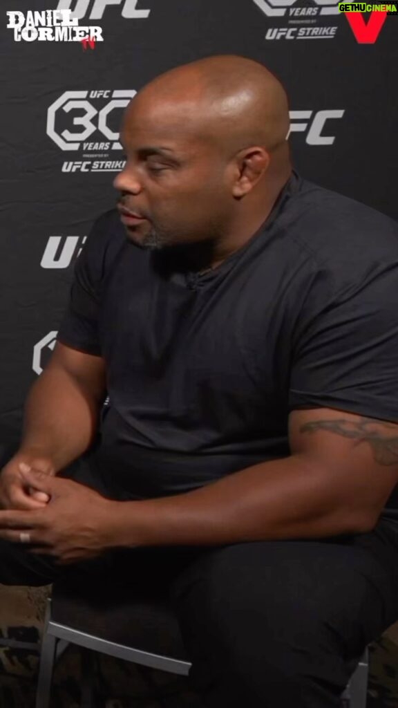 Daniel Cormier Instagram - My last check in of the week is with the former middle weight champion @alexpoatanpereira. And I can’t be the only one who wanted to know the answer to this lol. We talked about a ton, his light heavyweight debut and is he done with middleweight . Check it out. Link in bio