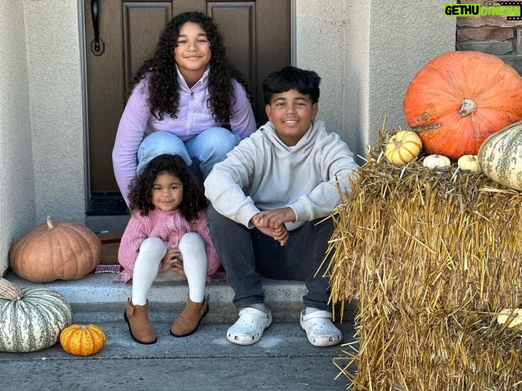 Daniel Cormier Instagram - A lot to be thankful for, nothing more than these 3. Happy thanksgiving everyone. #dan #keke #luna #proudfather