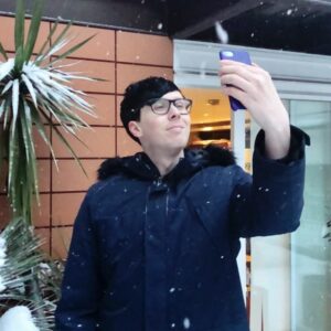 Daniel Howell Instagram - ‪thought i’d help improve @AmazingPhil’s selfie by adding more snow‬